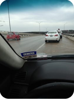 Cars_parked_on_Mopac