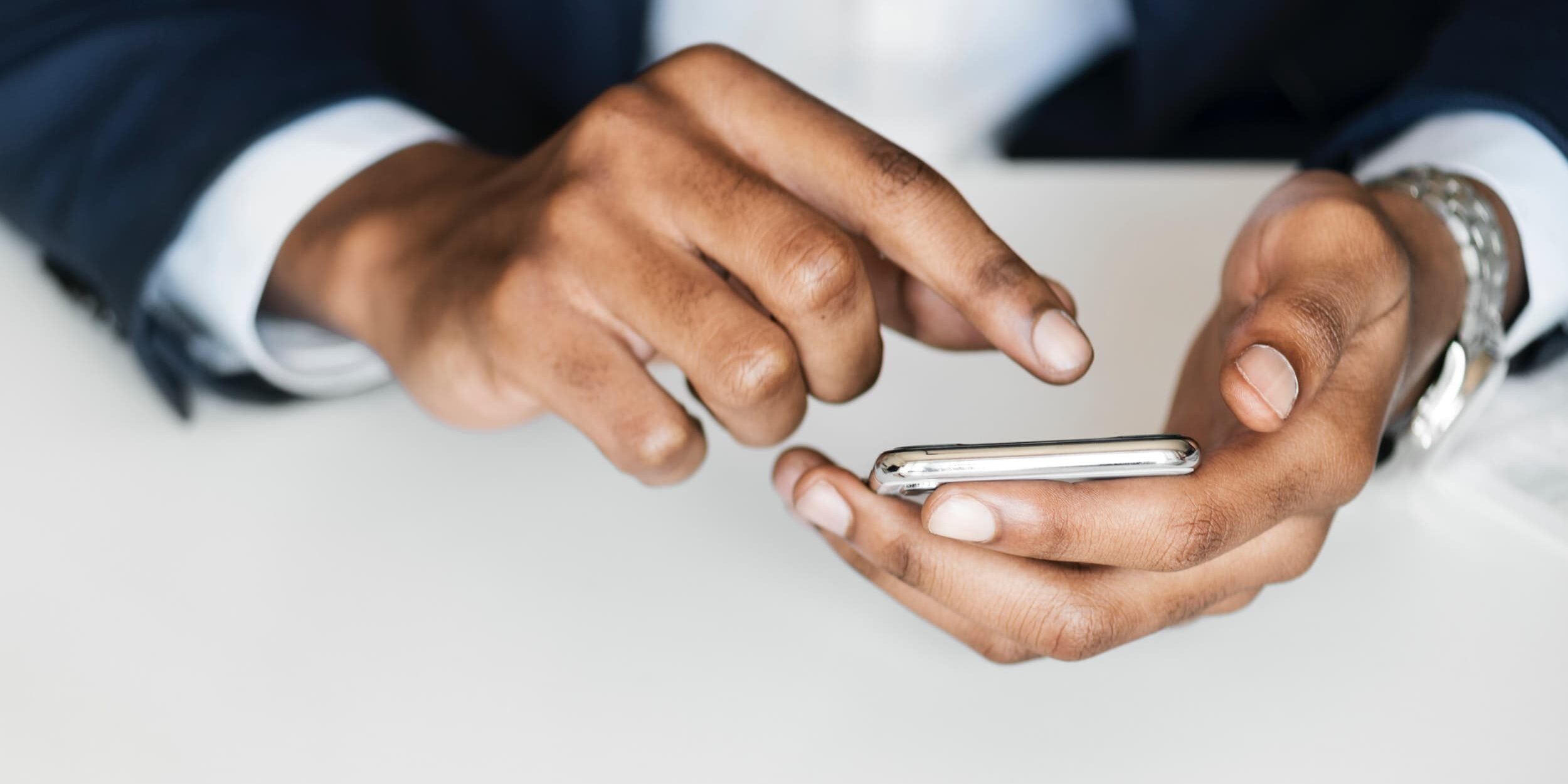 blur-cellphone-close-up-tech-trends-optimized